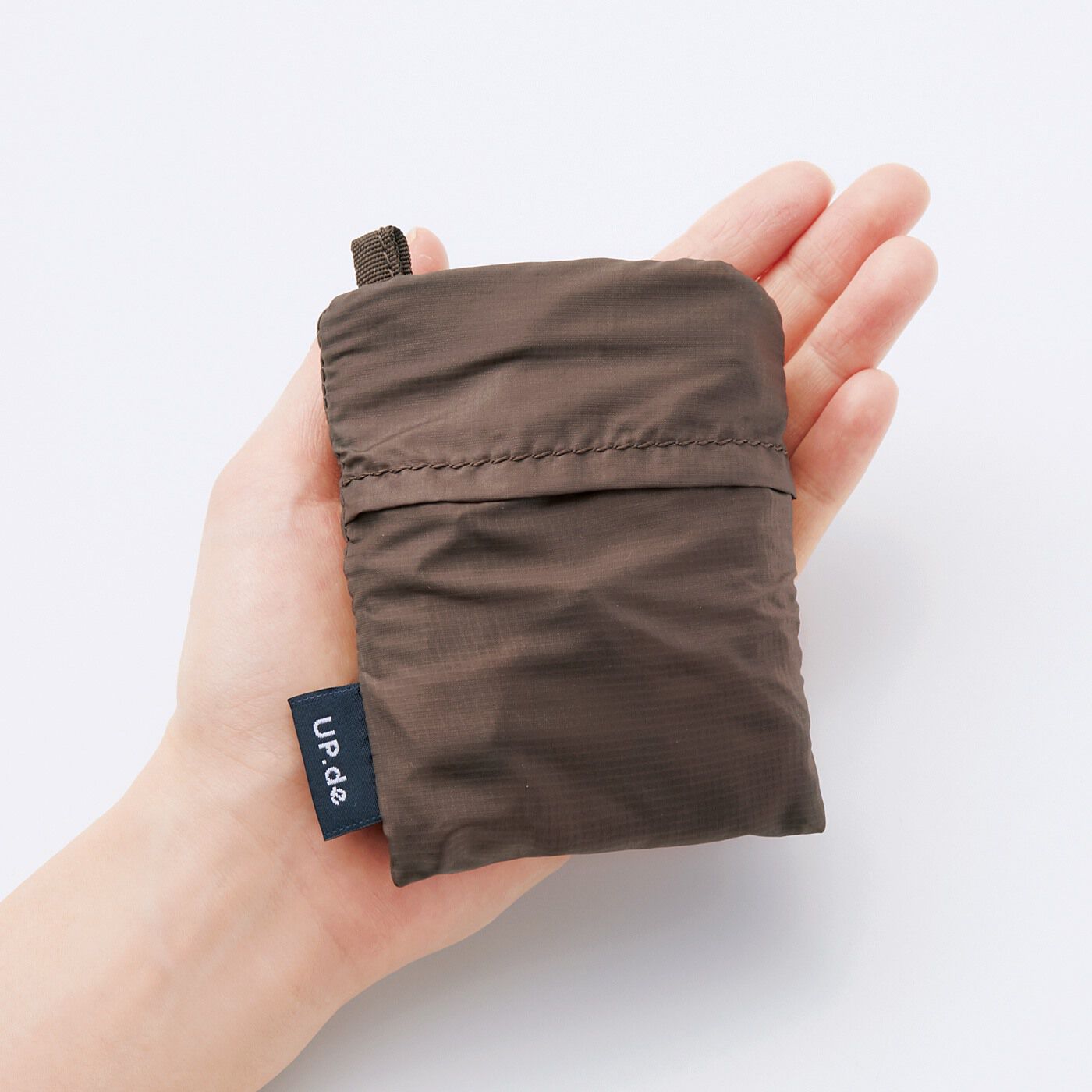 フェリシモの雑貨Kraso|UP.de　わずか30ｇ！　手のひらサイズに小さくたためる　大人カラーの極薄バッグの会|手のひらサイズにたたんで、 内ポケットに収納可能。驚くほど軽くてコンパクトだから、 持ち運びもらくちん。