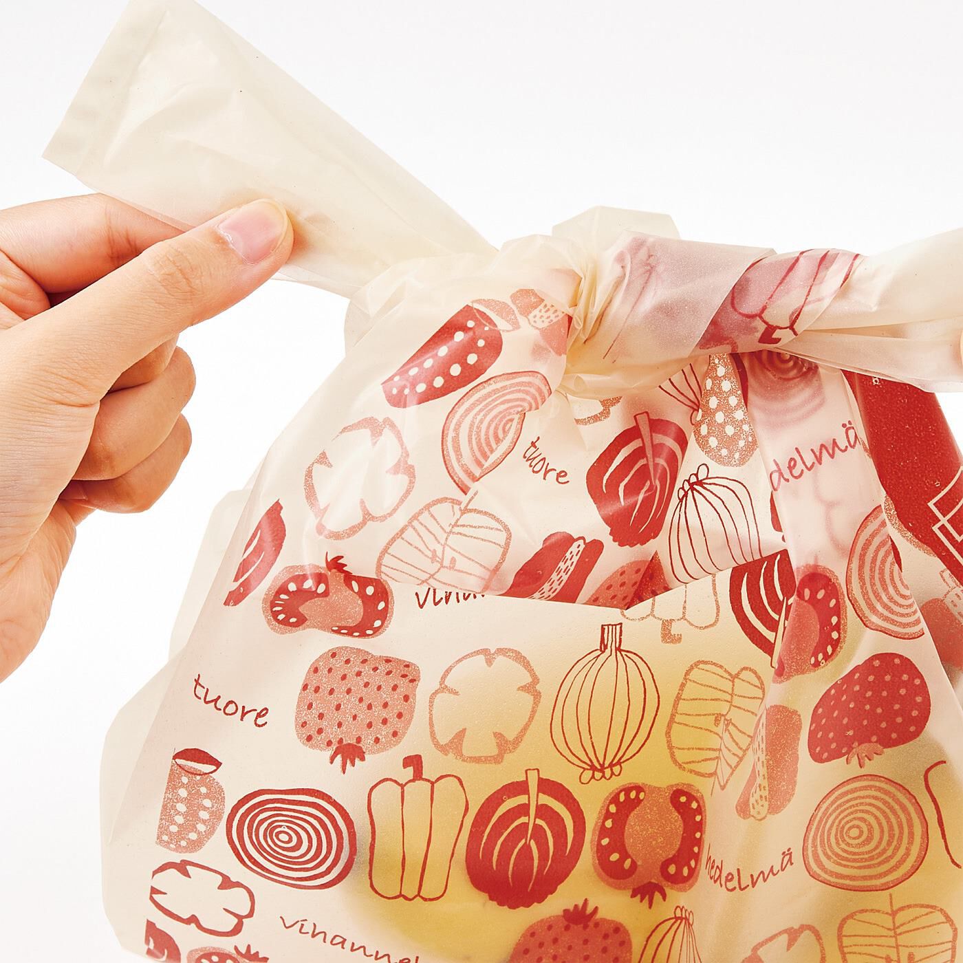 フェリシモの雑貨Kraso|野菜・くだものシャキッと長持ち！　米ぬかで抗菌 レジ袋みたいな鮮度保持バッグ〈Mサイズ〉の会|すき間がないようしっかり持ち手を結びます。