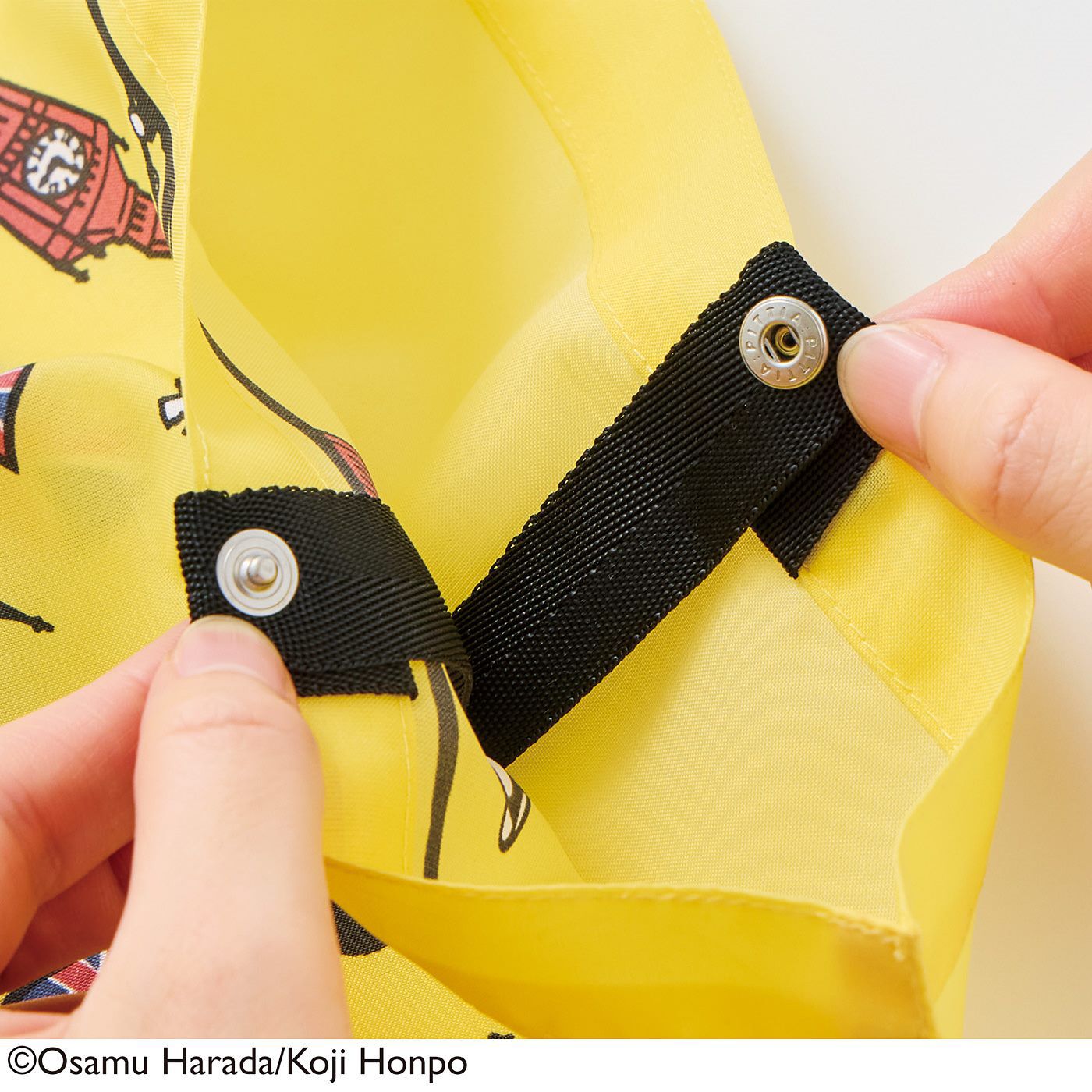 フェリシモの雑貨 Kraso|USEDo×OSAMU GOODS　タイムレスな「かわいい」　急な買い物も安心　結んで旅するスカーフエコバッグの会|持ち手をバッグの中に入れ込み、持ち手付け根のスナップボタンを留めます。