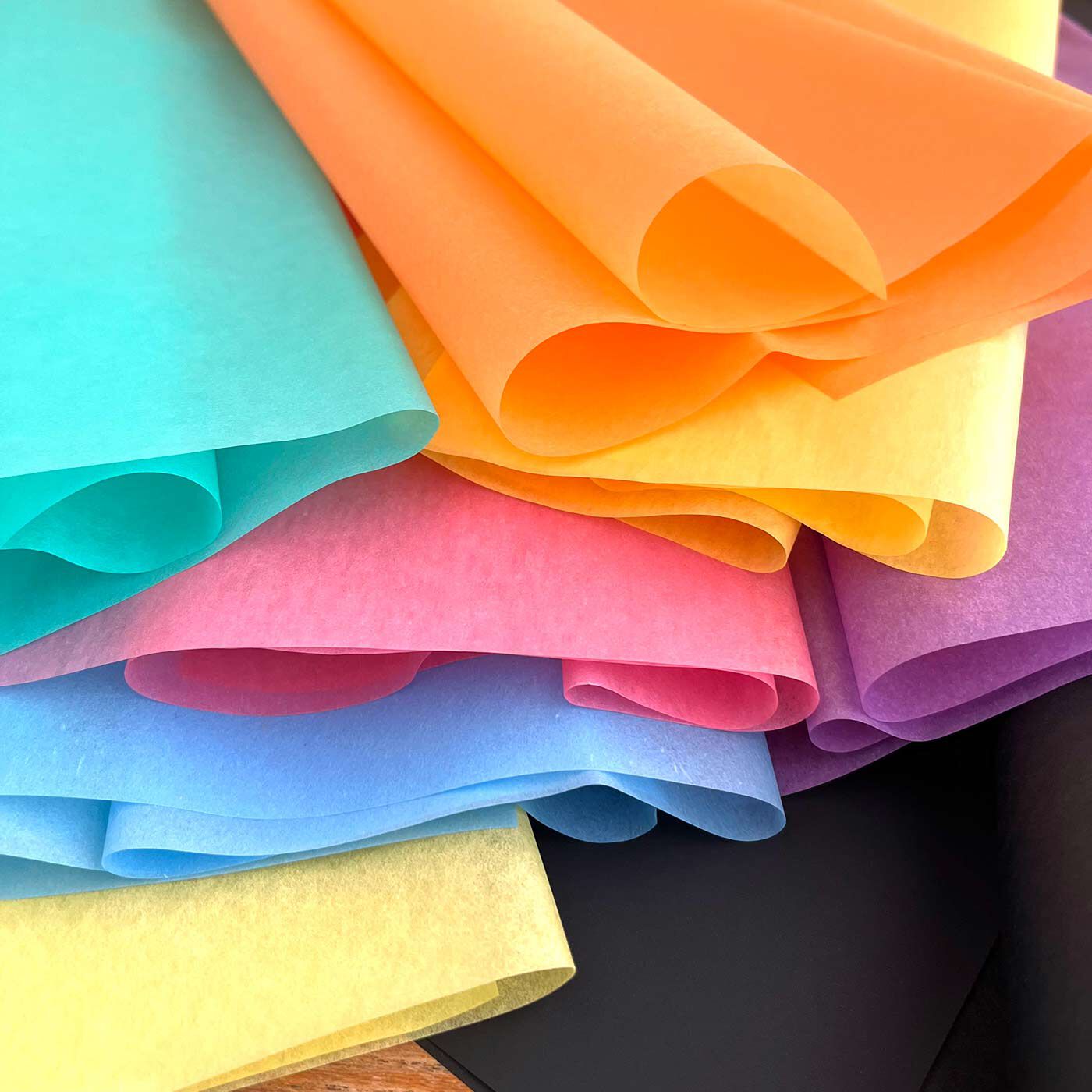 フェリシモの雑貨 Kraso|mt next 100 和紙ラッピング＆和紙パッキンの会|原紙を丸ごと染めているので両面とも着色されていて深い発色。美しい紙の質感が素敵。