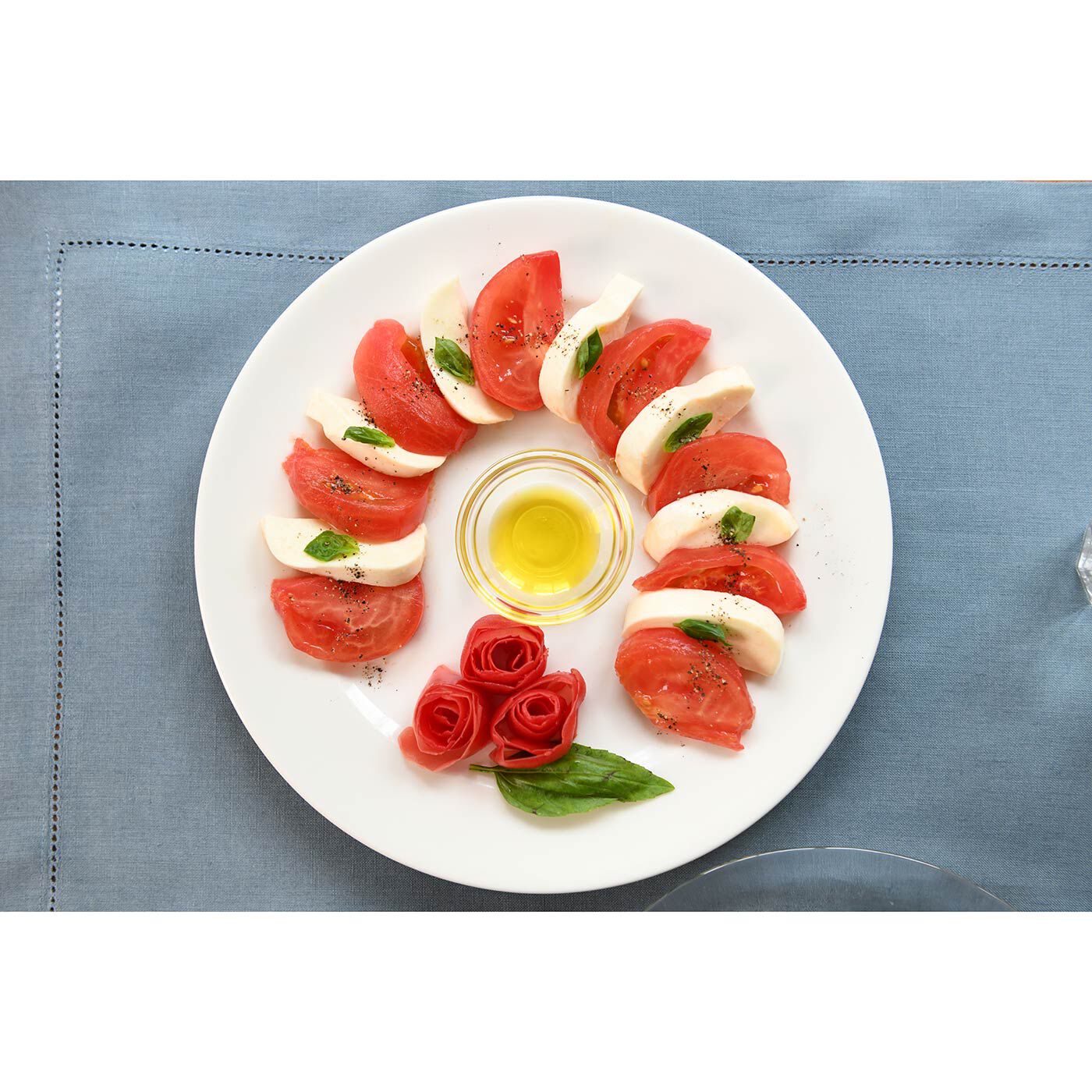 フェリシモの雑貨Kraso|湾曲ギザ刃がトマトにフィット！ ののじ トマトピーラー|トマトのカプレーゼも皮をむけば、ワンランクアップ
