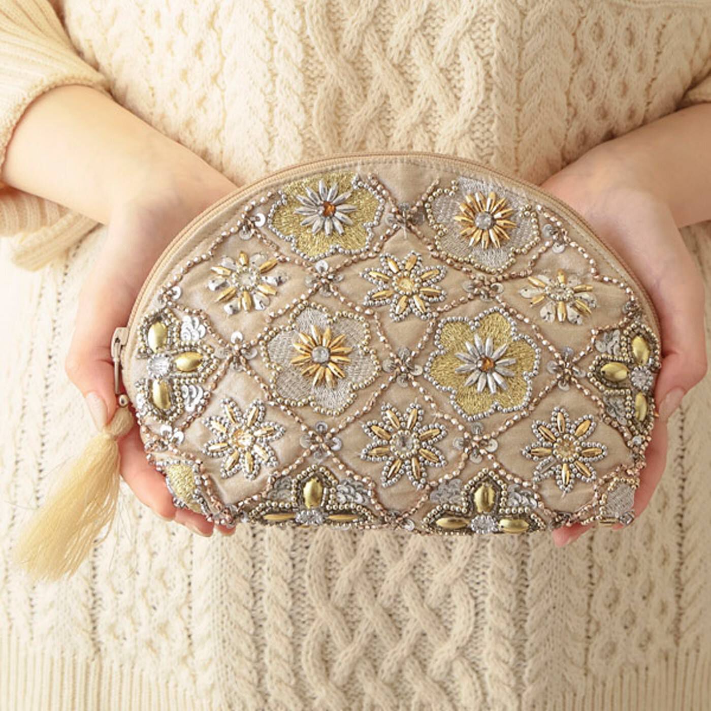 フェリシモの雑貨 Kraso|ビーズ刺しゅうポーチ〈セージ〉|※写真は〈ベージュ〉です。