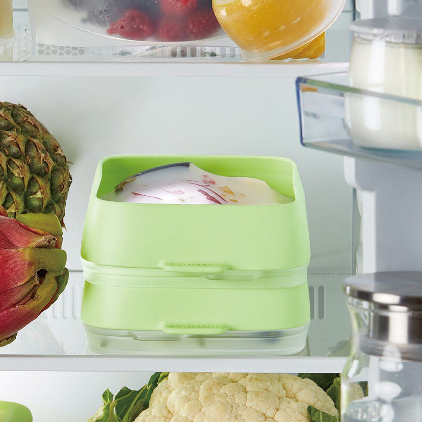 フェリシモの雑貨 Kraso|大きめ野菜から下ごしらえ調理の一時保存に便利！　ラップ要らずのシリコーンスタッキングトレイの会|重ねて収納できるので冷蔵庫内での保存もスマート。