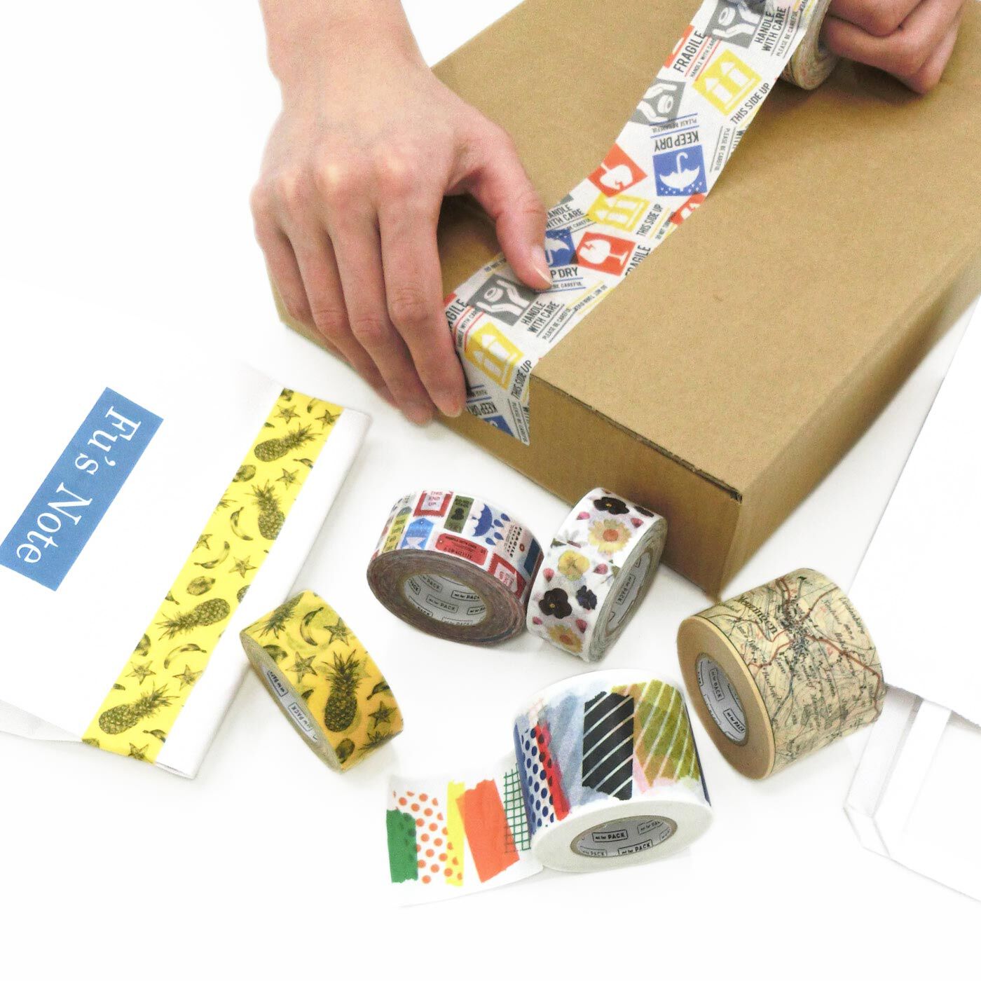 フェリシモの雑貨Kraso|かわいいだけじゃない！ 強粘着！ クラフトテープがわりにしっかり貼れる、梱包用テープセットの会|荷物を受け取る人の笑顔を想像してわくわく。味気ない段ボール箱もかわいく！