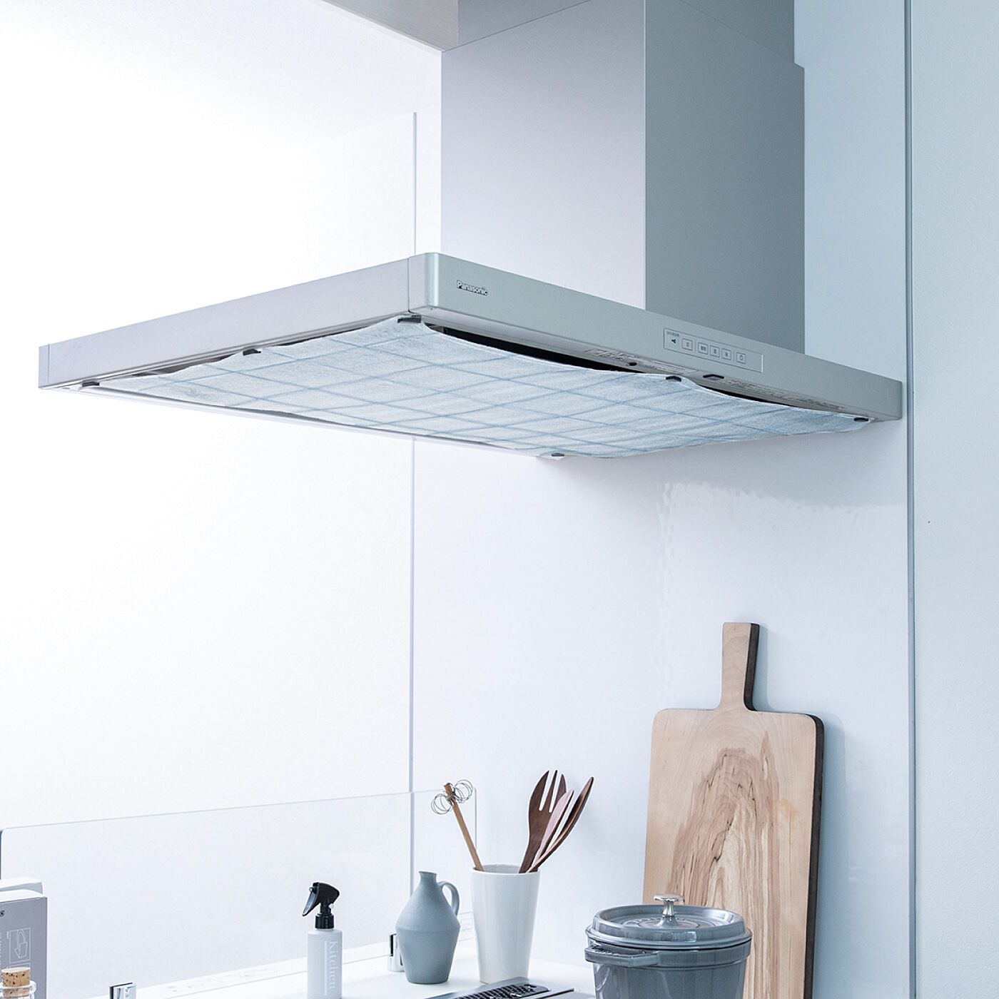 フェリシモの雑貨Kraso［クラソ］|1/d FOR RANGE HOOD　レンジフードフィルター（64×90cm）の会|大判フィルターで換気扇をしっかりと覆うことで、汚れにくく掃除を最小限に。カラーは清潔感があって、取り換え時期が目で見える白です。