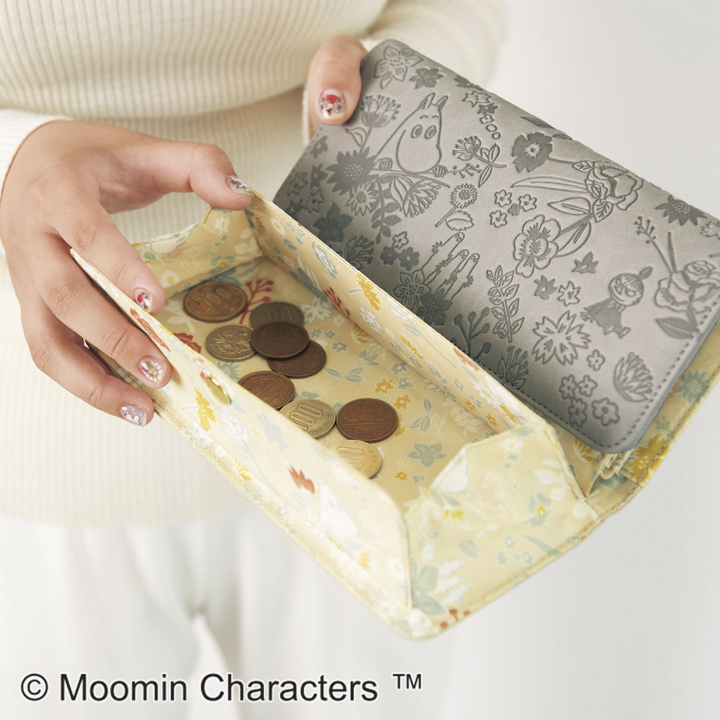 フェリシモの雑貨 Kraso|ムーミンと仲間たち　大人かわいい 型押し７つ星財布|カード部分をフラップで隠して小銭を出せます。