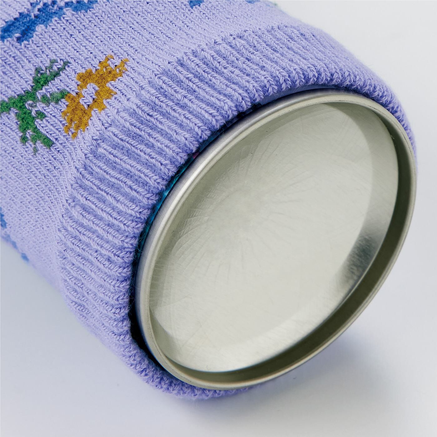 フェリシモの雑貨 Kraso|【6月分以降お届け】生活感を丸ごと隠せる　のびのびスプレー缶カバー〈ボタニカル〉の会|筒状になっているので、カバー自体は床にふれずに安定して置けます。