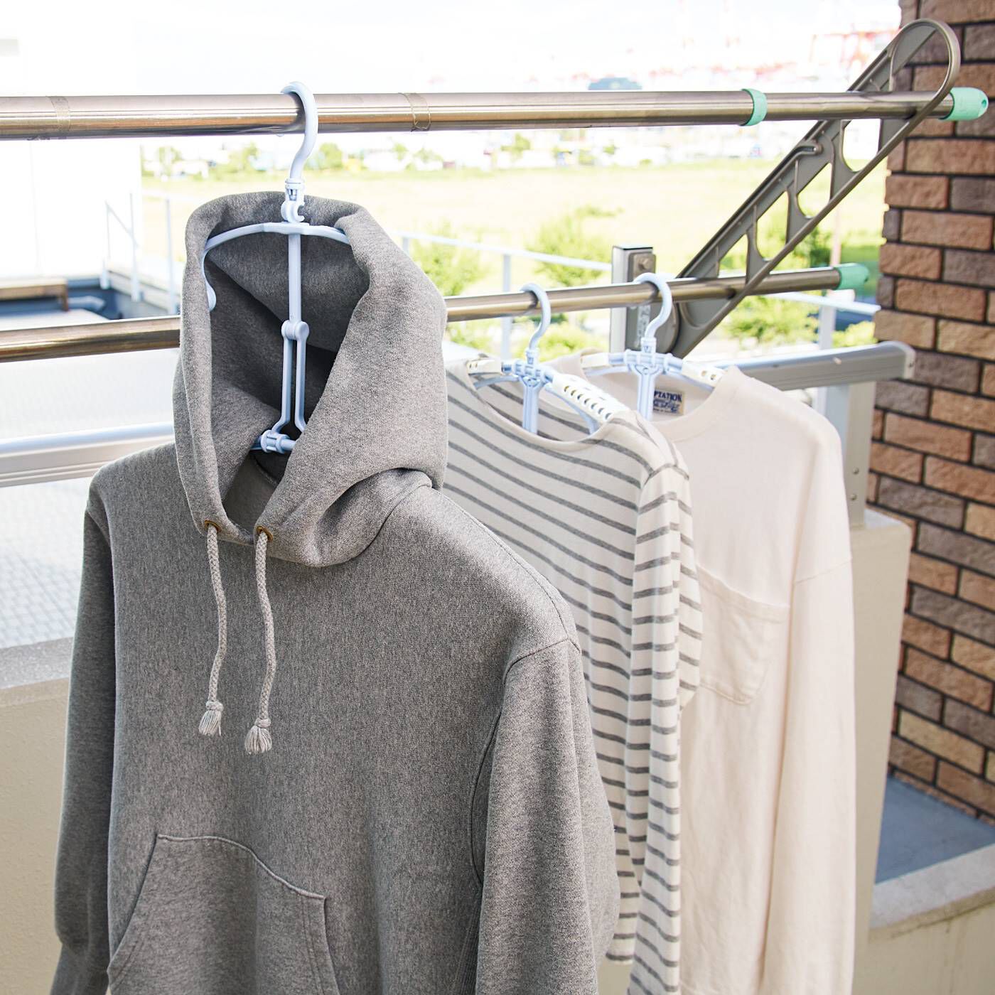 フードが乾きづらいを解決！ 肩幅調整もできるパーカーハンガー〈2本