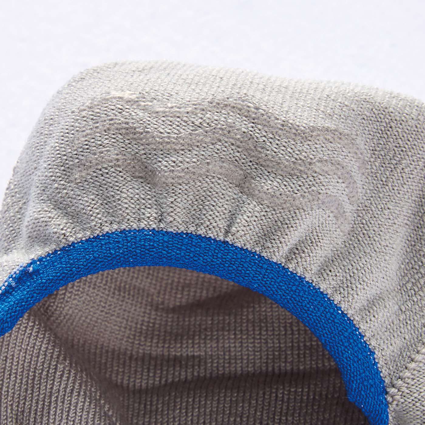 フェリシモの雑貨 Kraso|立体設計で足先リラックス　くつろぎ5本指シルク靴下の会|かかと内側に滑り止めのシリコーン付き。