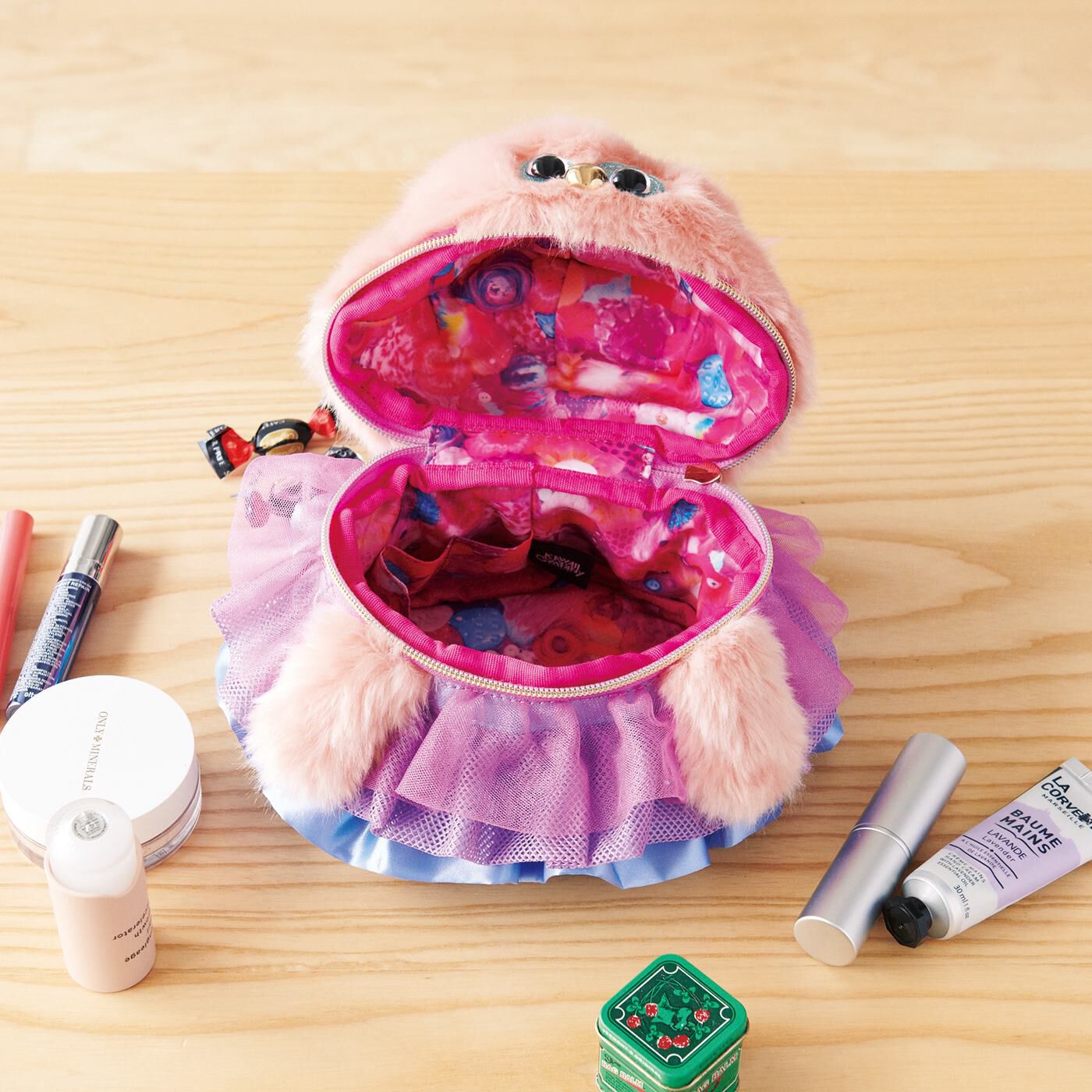 フェリシモの雑貨Kraso|【2月分以降お届け】KAWAII COMPANY　目が合うたびスキになる。ともだちモンスターマルチーポーチ|口のようにファスナーがぐるっと開き、ポイポイとなんでも入れられる大きめサイズ