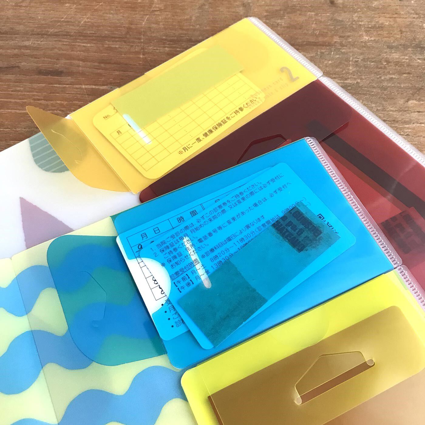 フェリシモの雑貨 Kraso|ふた付きポケットを備えた多機能ファイル「ポケフル」Ａ４＆Ａ５セットの会|A4・A5ともに、小さいポケットには、診察券やカードなど、名刺サイズくらいのものが入れられます。