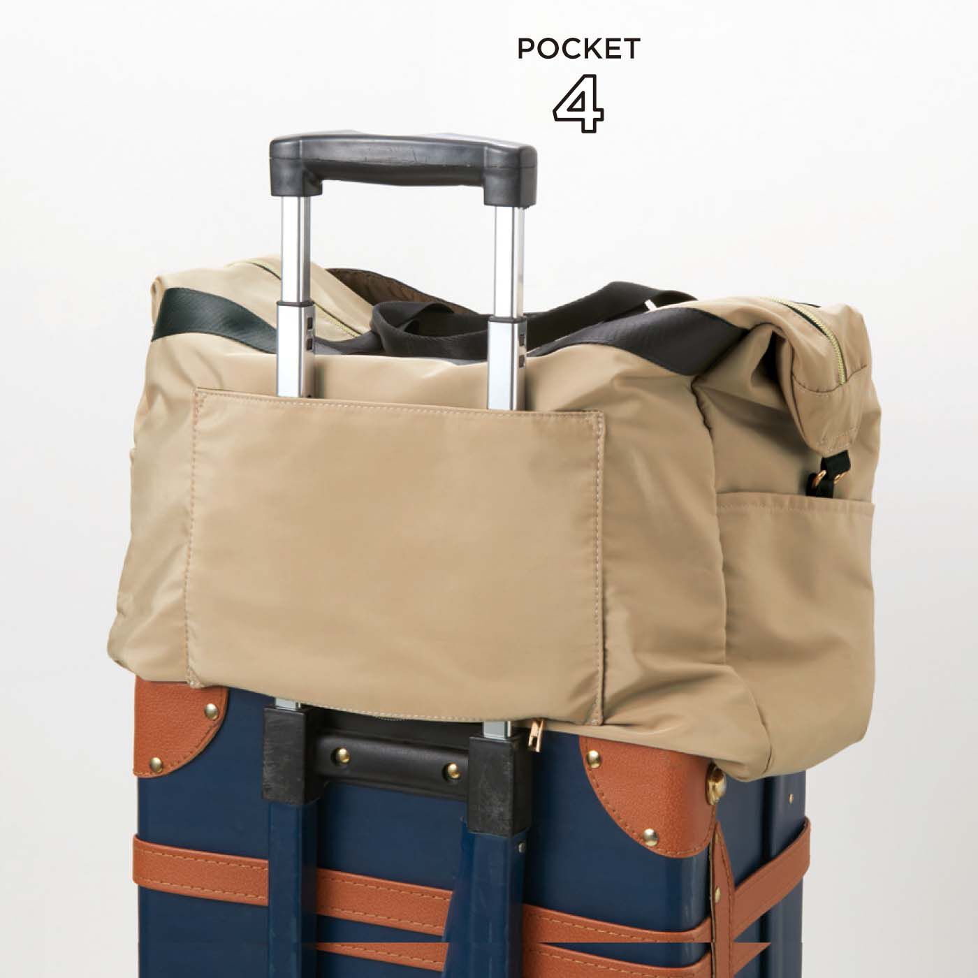 フェリシモの雑貨Kraso|7ポケットで使いやすい 大きめボストンバッグ|背中ポケットは底側のファスナーを開けるとキャリーのハンドルに差し込める便利な2-WAY仕様です。