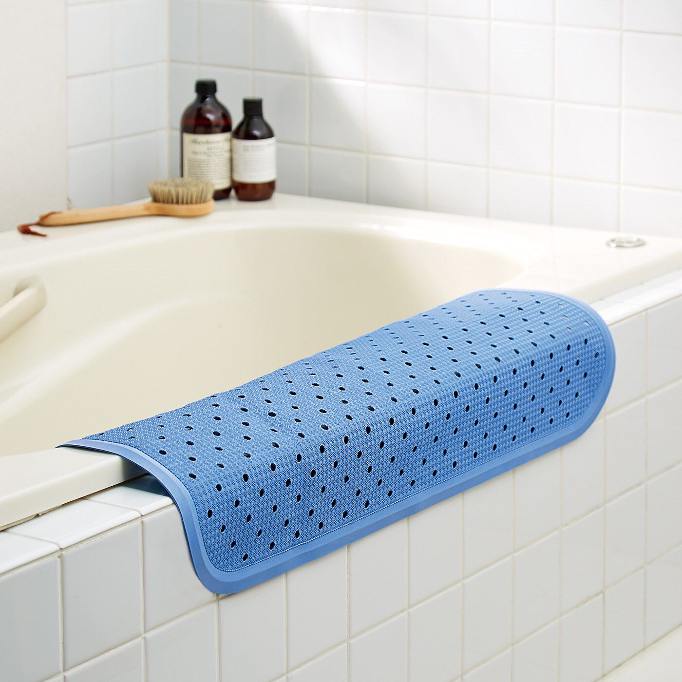 フェリシモの雑貨 Kraso|たっぷりの吸盤で滑り予防！　浴槽マット〈ブルー〉|手を掛けた時に滑りやすい、浴槽のふちにも。※取り付け後、吸盤が完全に吸着し、しっかり固定されていることを必ず確認してください。
