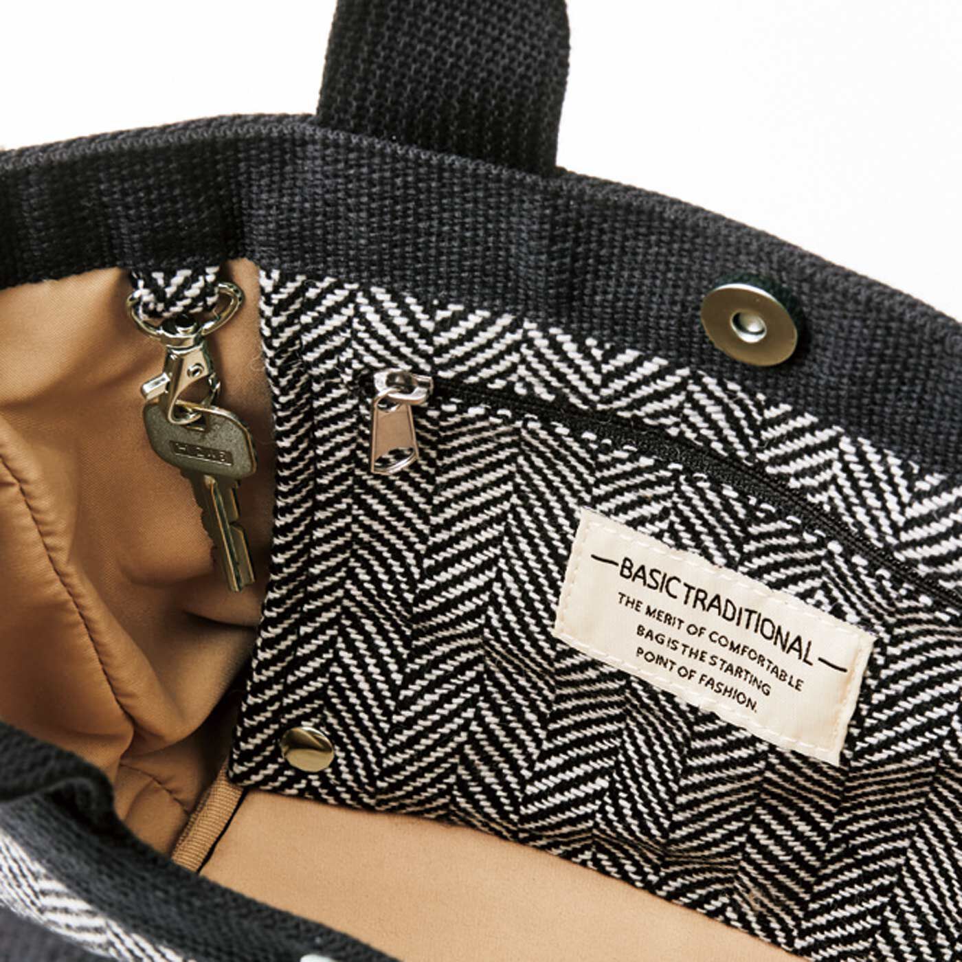 フェリシモの雑貨 Kraso|ポケットで目隠し　底まちたっぷりで自立するトートバッグの会|内側にはファスナー付きポケットと便利なキーホルダー付き。