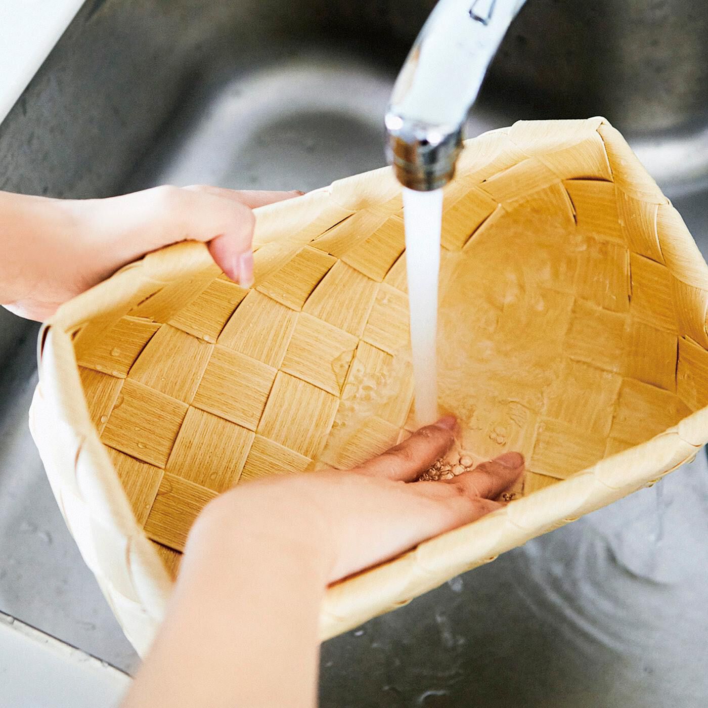 フェリシモの雑貨 Kraso|白樺（かば）で編んだような洗えるバスケット〈レクタングル〉の会|汚れたらじゃぶじゃぶ洗えます。耐熱温度は90℃で食器洗い機にも入れられます。