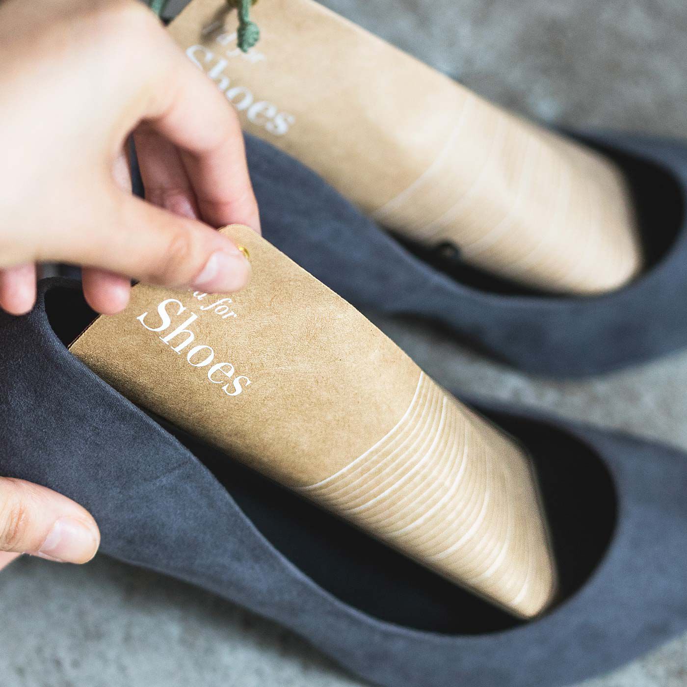 フェリシモの雑貨Kraso［クラソ］|1/d for Shoes 靴用除湿剤の会|差し込むだけで湿気を吸収。ひも付きだから、ブーツに差しても取り出しスムーズ。