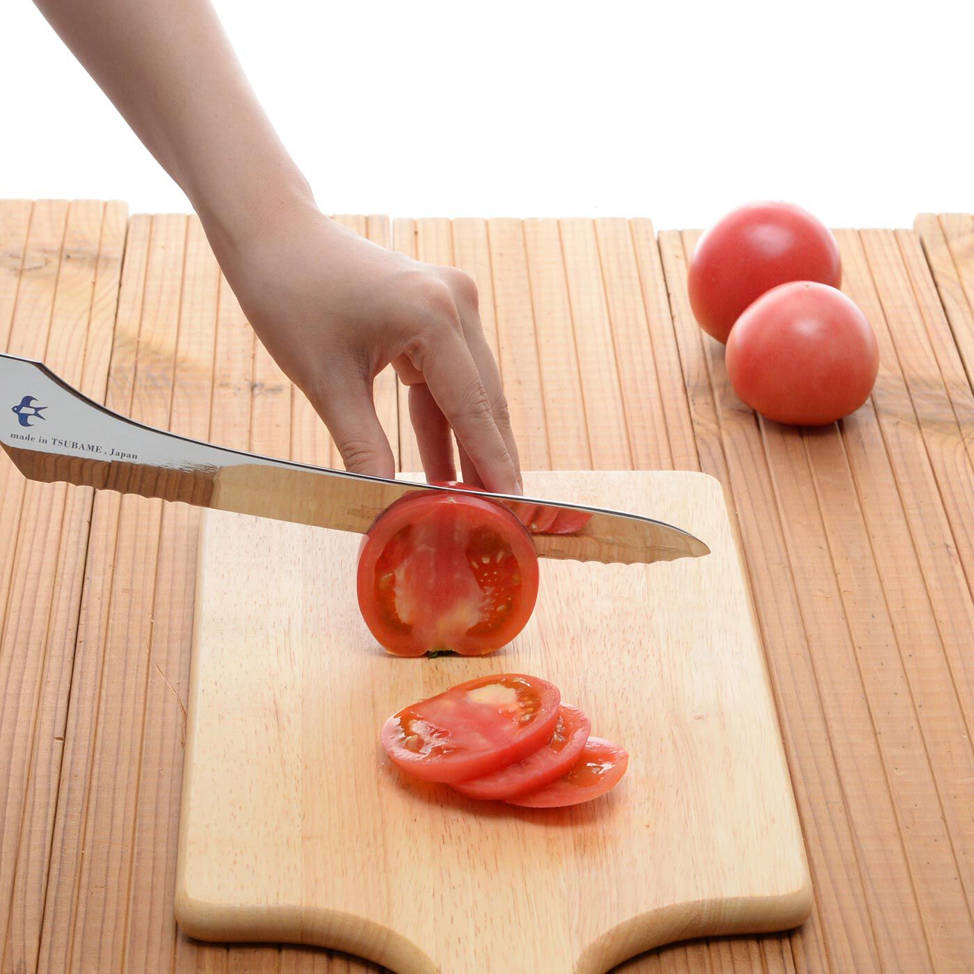 フェリシモの雑貨 Kraso|波刃と直刃がポイント！ 硬くてもやわらかくてもきれいに切れるパンナイフ|皮と果肉の硬さが違って切るときに失敗しやすいトマトも波刃と直刃でスパッと切ることができます