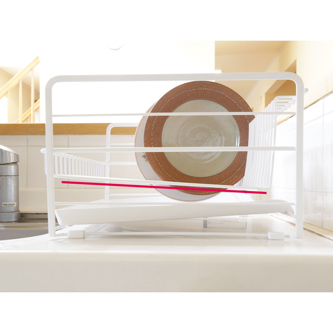 フェリシモの雑貨 Kraso|シンクまわりをすっきりきれいに　水受けトレイ付き水きりラック|傾斜設計で、お皿がしっかり立ちます