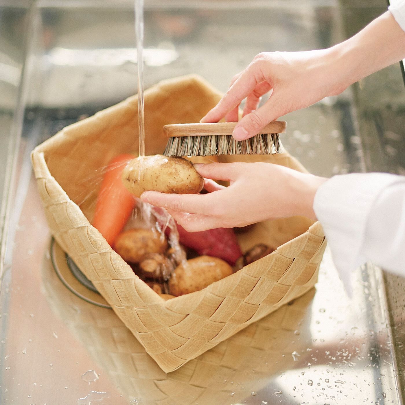 フェリシモの雑貨 クラソ|白樺（かば）で編んだような洗えるバスケット〈スクエア〉の会|ざる代わりにして野菜も洗えます。野菜のストック入れにはもちろん、そのままジャブジャブ水洗いまでOK。