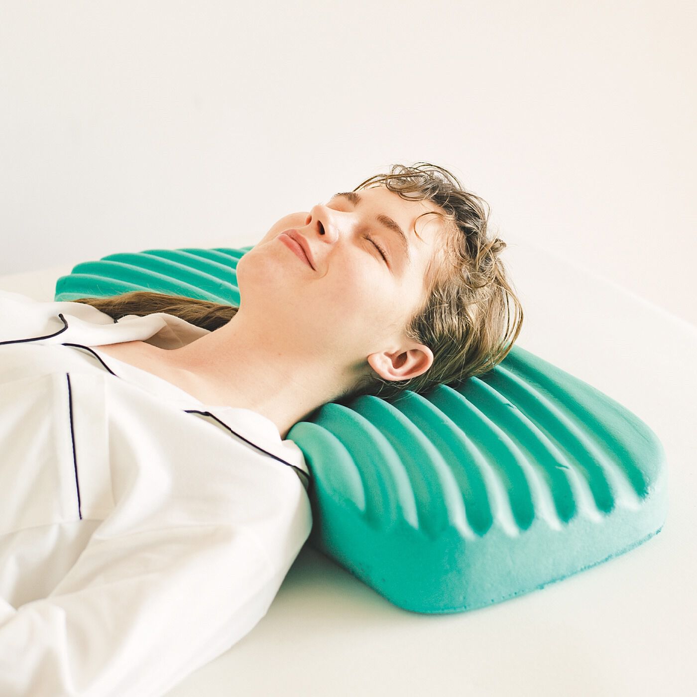 フェリシモの雑貨 Kraso|アーチ設計で首のカーブにフィット　自然な寝返りをサポートする ボディーアジャスト枕|ご使用の際は付属のカバーを付けてお使いください。