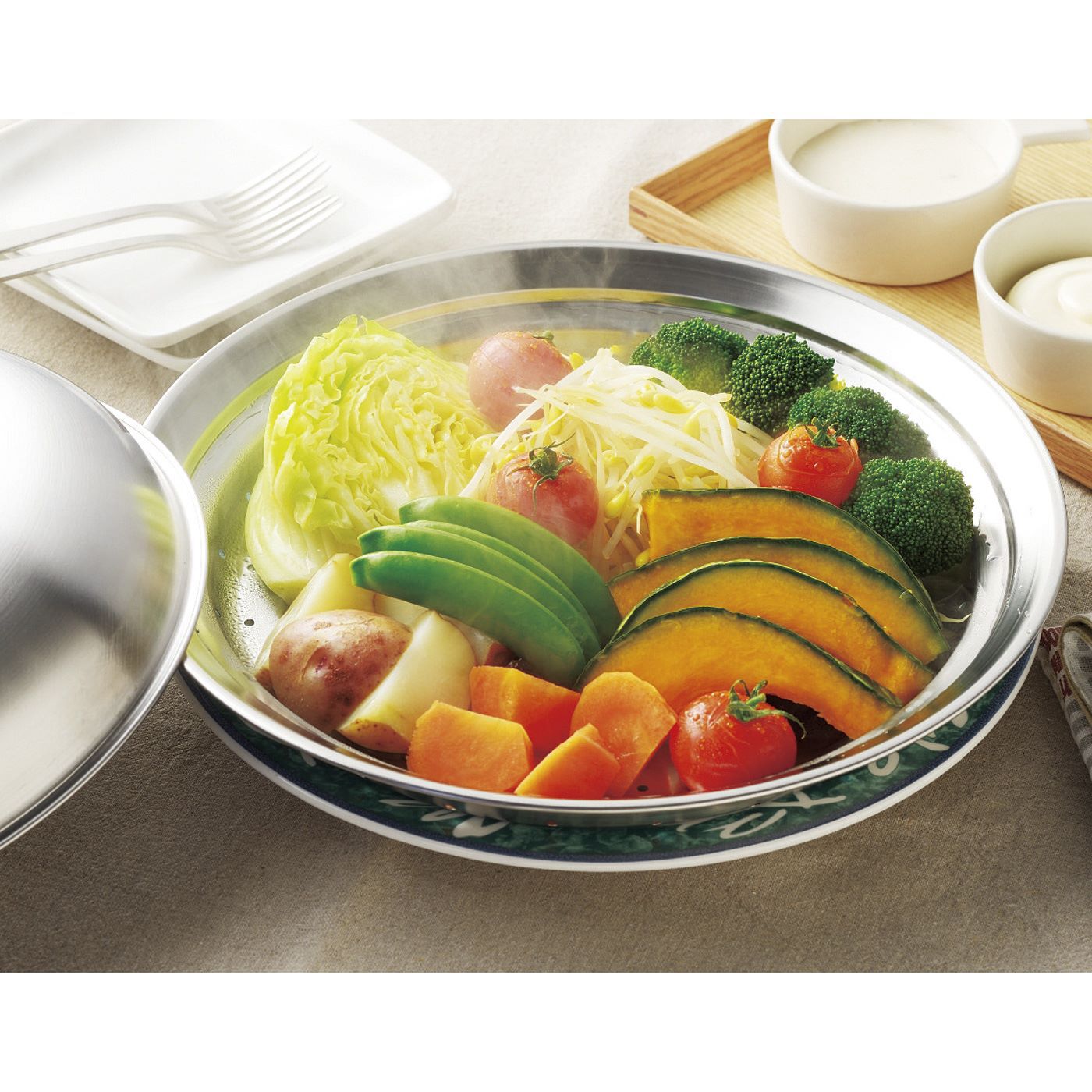 フェリシモの雑貨 Kraso|フライパンをフル活用！蒸す時にのせてそのままお皿にのせられるフライパン蒸し器|ふたを取り、プレートのまま皿にのせれば、盛り付け直す手間いらず。