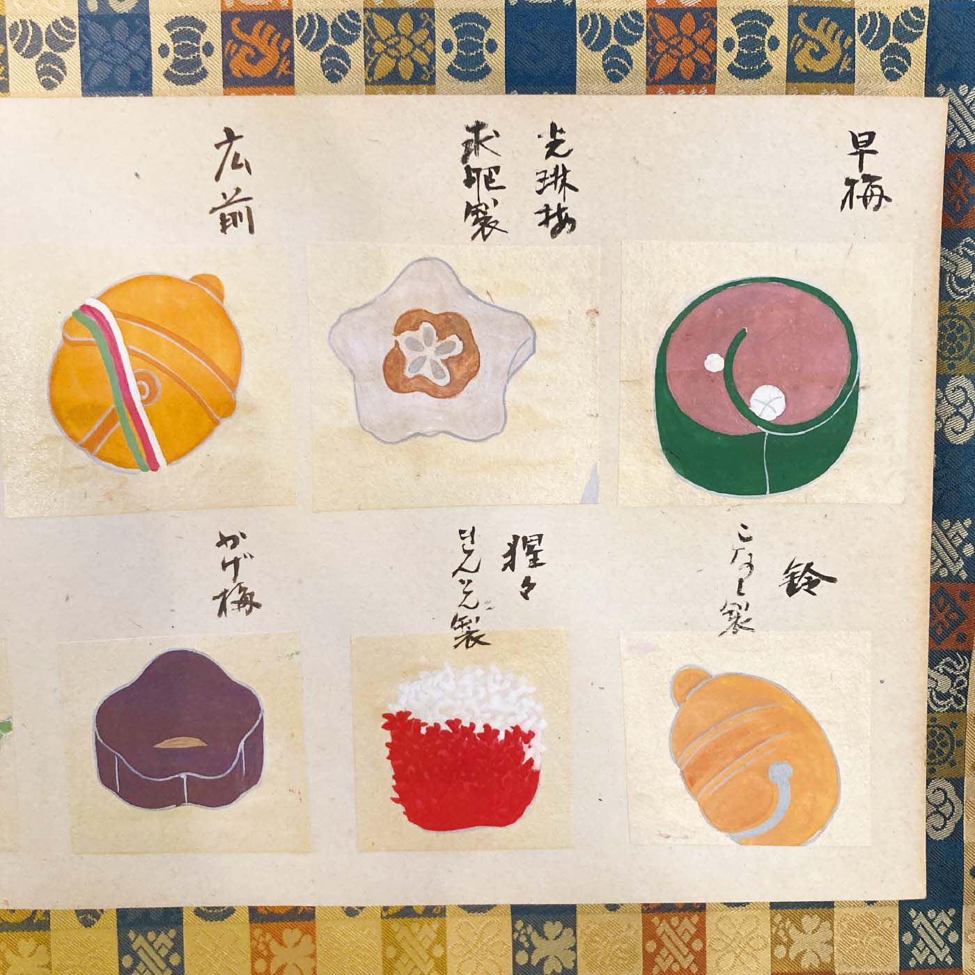 フェリシモの雑貨Kraso［クラソ］|ガラフル　京菓子文化をあじわう　菓子見本帳からうまれた豆皿の会|1755年創業の京菓子司『俵屋吉富（たわらやよしとみ）』7代店主石原留治郎が菓子のアイデアを記した菓子見本帳。胡粉（ごふん）で精緻に描かれた菓子は美術品のよう。菓子には季節や和歌の名所を題材にしたものが多く、色や形にテーマが隠されています。留次郎が考案した代表銘菓「雲龍」は現在も購入することができます。出典：石原留治郎『俵屋選菓集（一）』俵屋吉富蔵(1970)