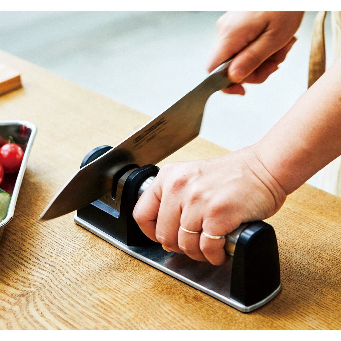フェリシモの雑貨Kraso|調理前のひと手間で切れ味よみがえる　ステンレスシャープナー|しっかり握れるステンレスグリップと裏材の滑り止めで研ぎやすさも◎。