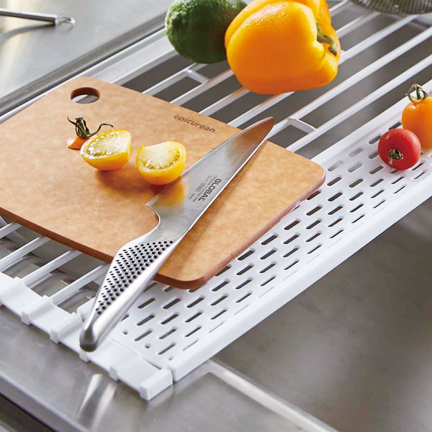 フェリシモの雑貨 Kraso|クルッと巻いてスタンバイOK　小物も乾かせるトレイ付き水きりラック|調理台の延長としてまな板も置けます。