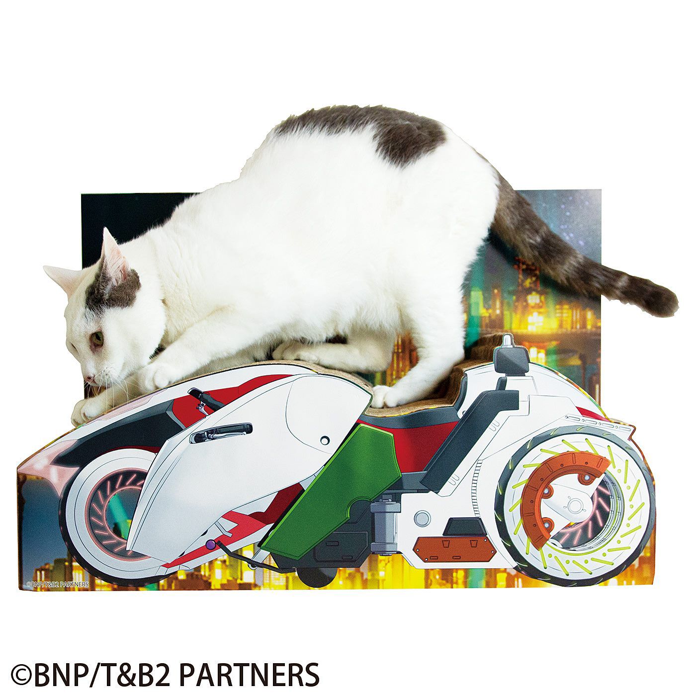 フェリシモの雑貨 Kraso|『TIGER ＆ BUNNY 2』×猫部 ダブルチェイサー猫用つめとぎ|ダブルチェイサーの座席のくぼみが、つめとぎをする時にちょうどよい踏ん張りどころになるサイズ設計。モデル猫：いくら（オス 6kg）