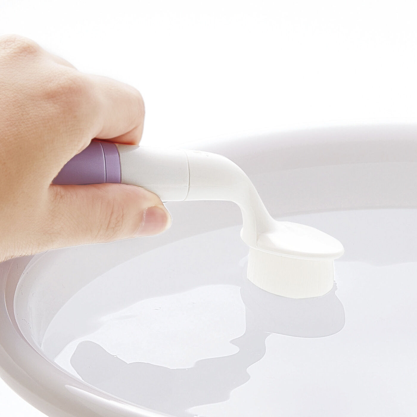 フェリシモの雑貨 Kraso|極細毛ブラシですっきり　音波振動で洗う電動式洗顔ブラシ|ブラシ部分を水につけます。