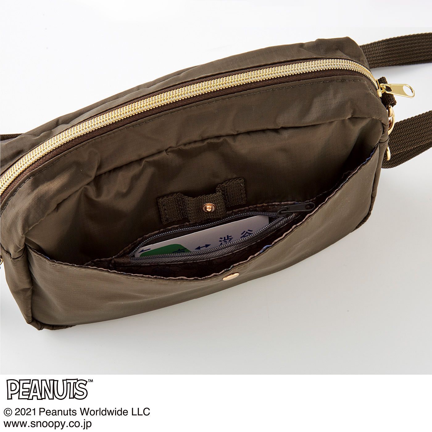 フェリシモの雑貨 Kraso|PEANUTS　スヌーピー 便利なポケットいっぱいのショルダーバッグの会|背面の外ポケットにはICカードなどが入るファスナーポケット付き。