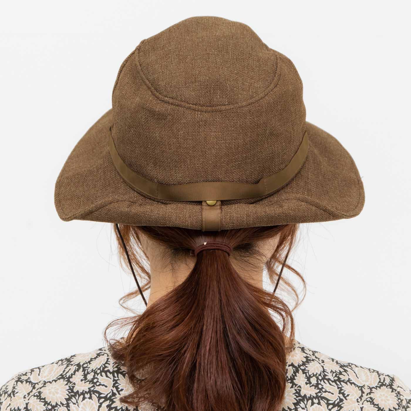 フェリシモの雑貨 Kraso|UP.de　季節を問わずかぶりたい 風飛びしにくい たためるUVカット帽子の会|スナップを留めれば後ろで髪を結んでもかぶれます。