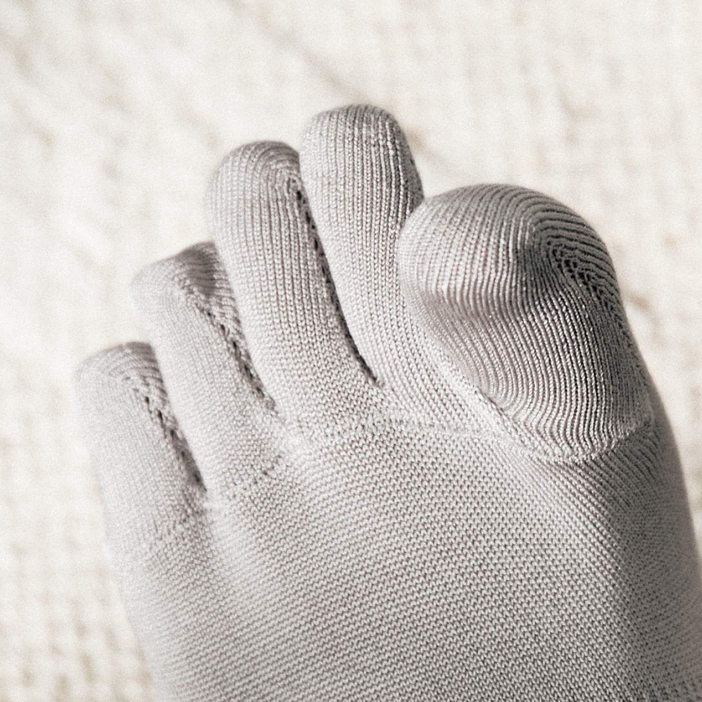 フェリシモの雑貨 Kraso|立体設計で足先リラックス　くつろぎ5本指シルク靴下の会|立体構造だから、足の指が動かしやすい！