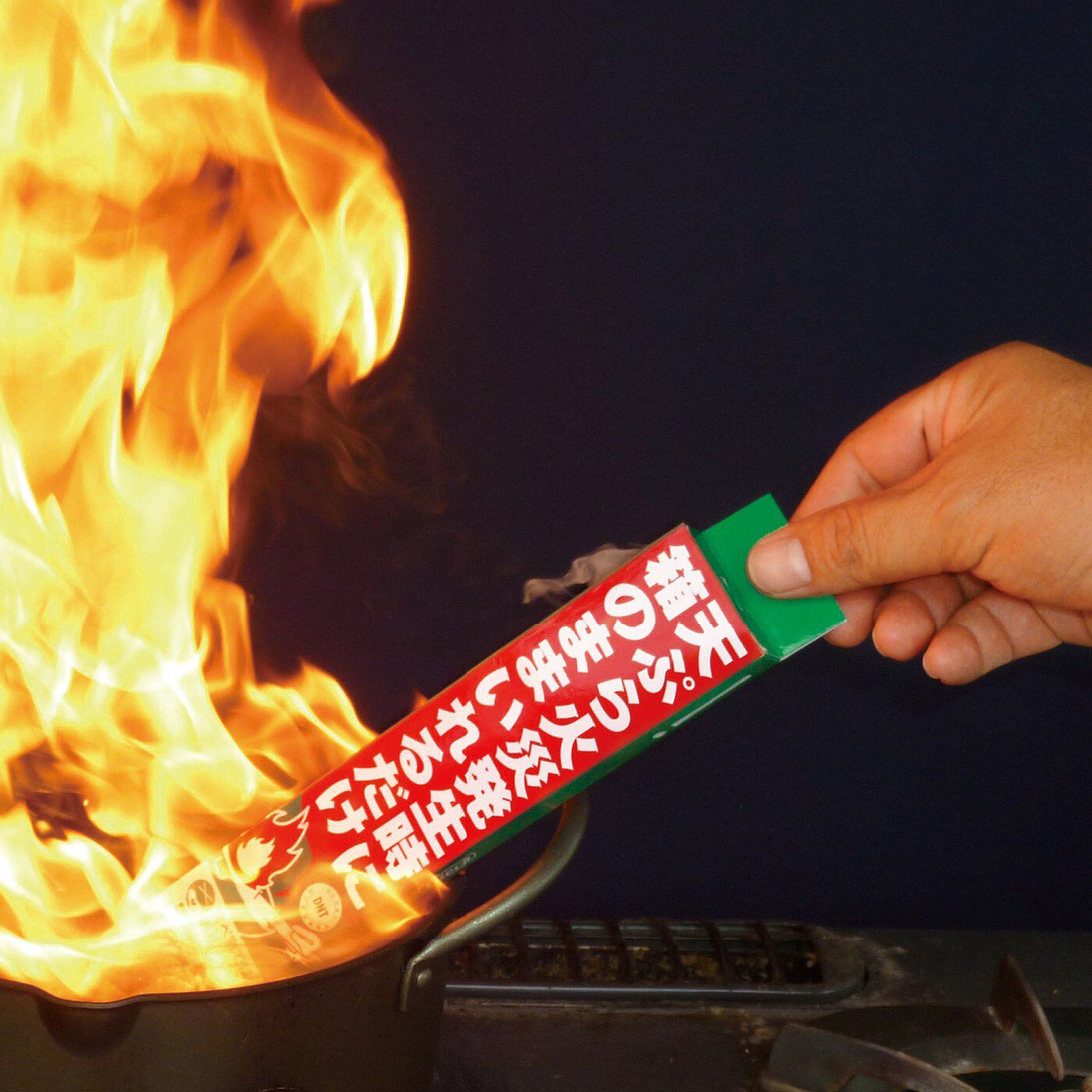 フェリシモの雑貨Kraso|投げ込むだけで初期消火　キッチンにスタンバイ 天ぷら火災用消火器の会|サッと入れるだけ