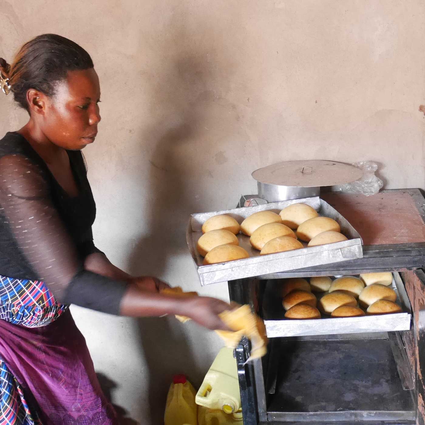 フェリシモの雑貨Kraso|フェリシモ　地球村の基金|(C)エイズ孤児支援NGO・PLAS　パンを焼くシングルマザー（ウガンダ）
