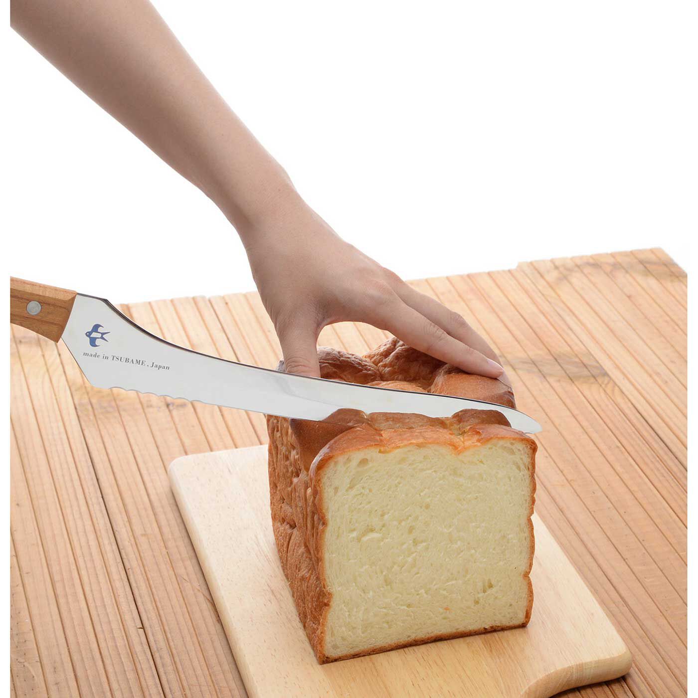 フェリシモの雑貨Kraso|波刃と直刃がポイント！ 硬くてもやわらかくてもきれいに切れるパンナイフ|やわらかいパンをつぶしてしまいがちな最初に、波刃がパンの端にスッと入り、真ん中の直刃がパンくずをおさえながらパンを切ることができます