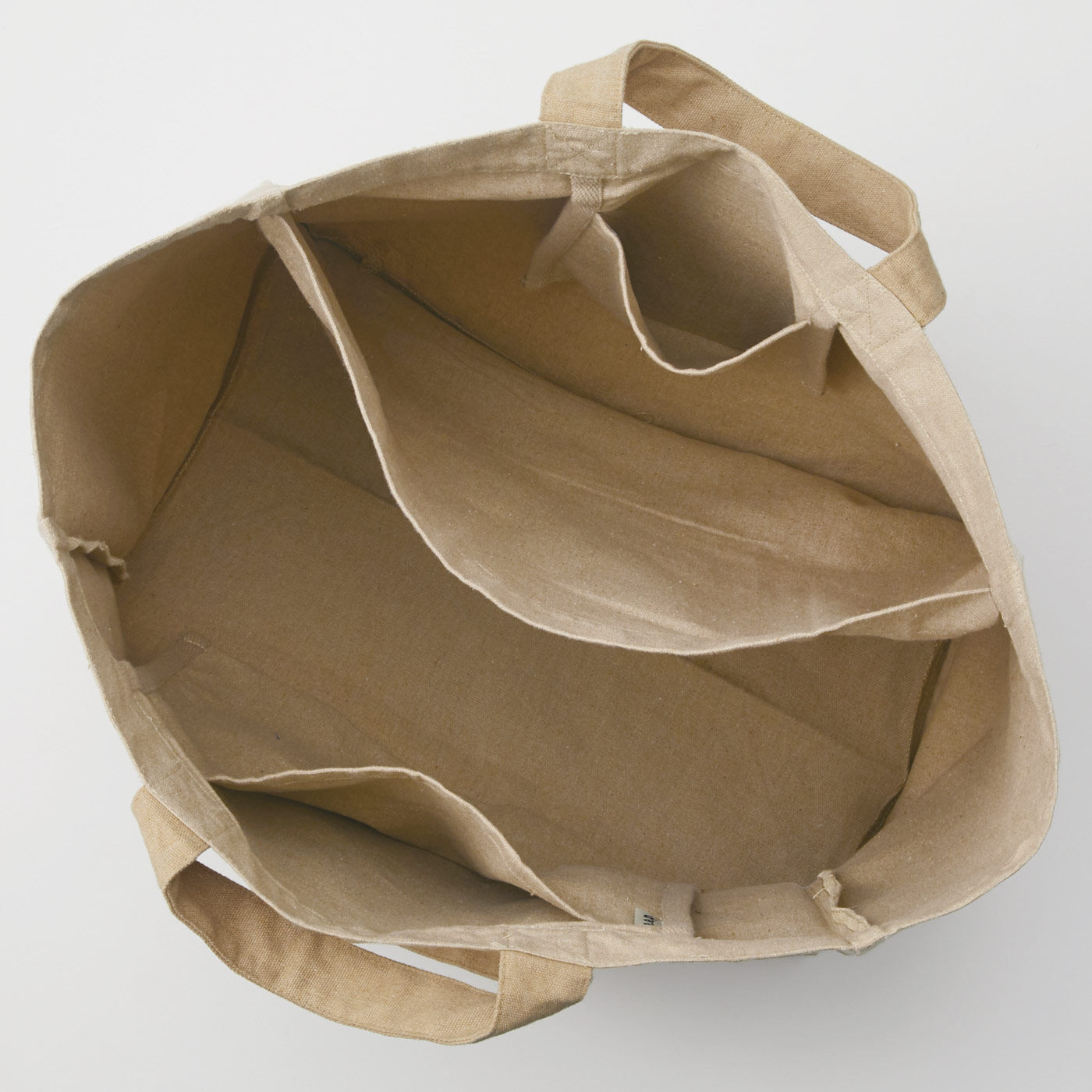 フェリシモの雑貨 Kraso|リサイクルコットンを使った　手持ちも肩掛けもできる大きなバッグの会|大きめポケットが2つ。