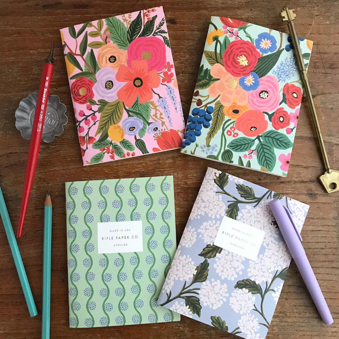 フェリシモの雑貨 Kraso|ライフルペーパー　ポケットノート２冊セット|バッグに入れて持ち歩きやすく、習い事やワークショップなど、作業中のメモも書きやすいサイズで便利。