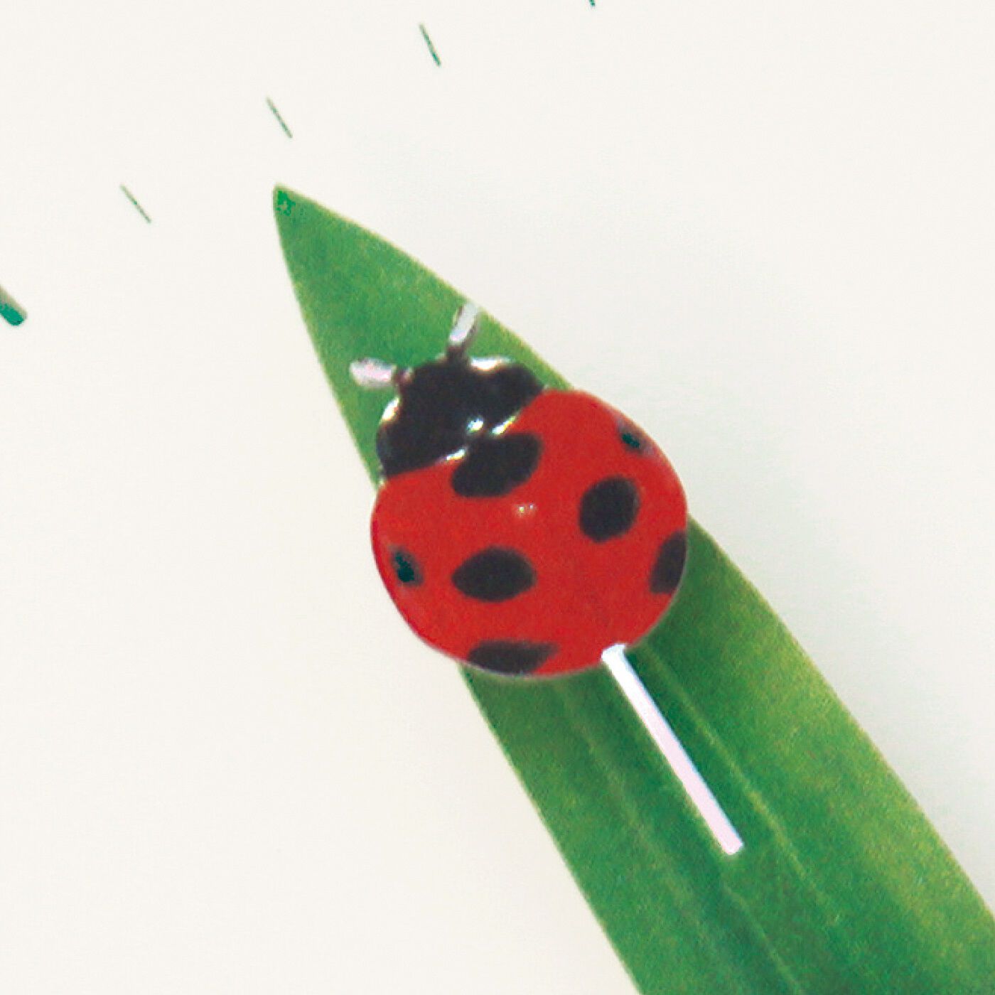 フェリシモの雑貨 Kraso|ナチュラルな暮らし　昆虫たちが葉っぱの上で羽やすめ とまり木の掛け時計〈てんとう虫〉