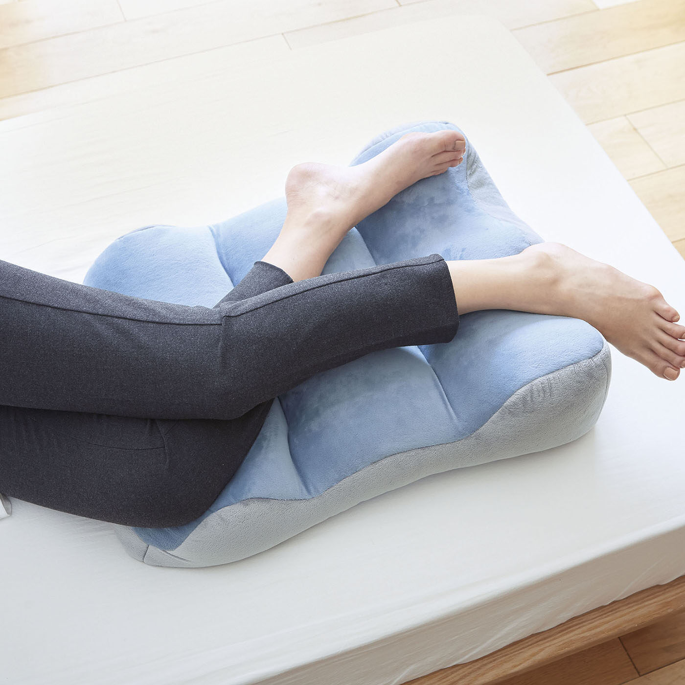 フェリシモの雑貨 Kraso|就寝中の腰負担軽減　のびのび脚クッション|寝返りもしやすい形状。