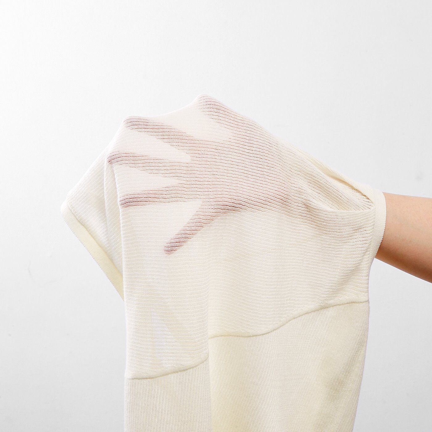 フェリシモの雑貨Kraso|ボリューム袖の上にもはおりやすい　さらり綿100％のボレロカーディガンの会|ほどよい透け感です。