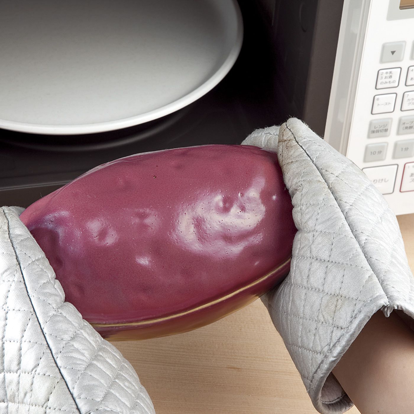 フェリシモの雑貨Kraso|食べたくなったらすぐできる　電子レンジで簡単調理　魔法の焼き芋鍋|〈作り方�B〉ミトンなどを使用して、ヤケドに注意しながらいったん取り出します。