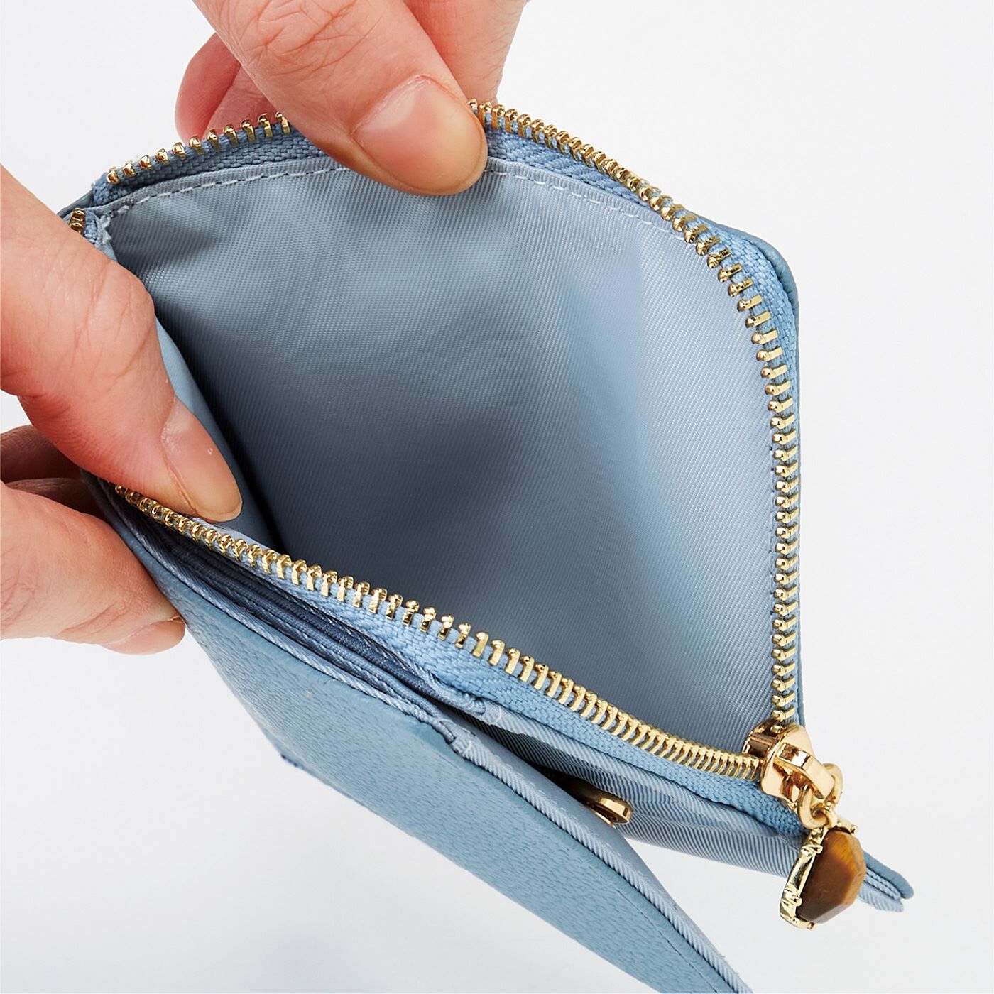 フェリシモの雑貨 Kraso|UP.de　天然石の輝きに願う　二つ折りお守り財布の会|小銭入れのL字ファスナーは、お財布を開いた流れで開けやすい位置に。