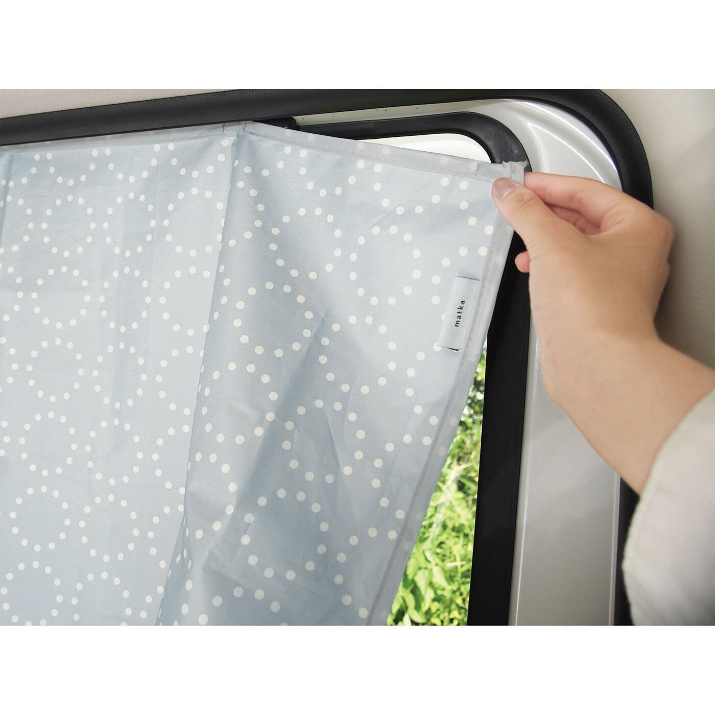 フェリシモの雑貨 Kraso|横からの日差しも視線も防げて　必要な時にパッと取り付け　UVカット車用マグネットカーテン〈2枚セット〉|マグネットで取り付けが簡単。