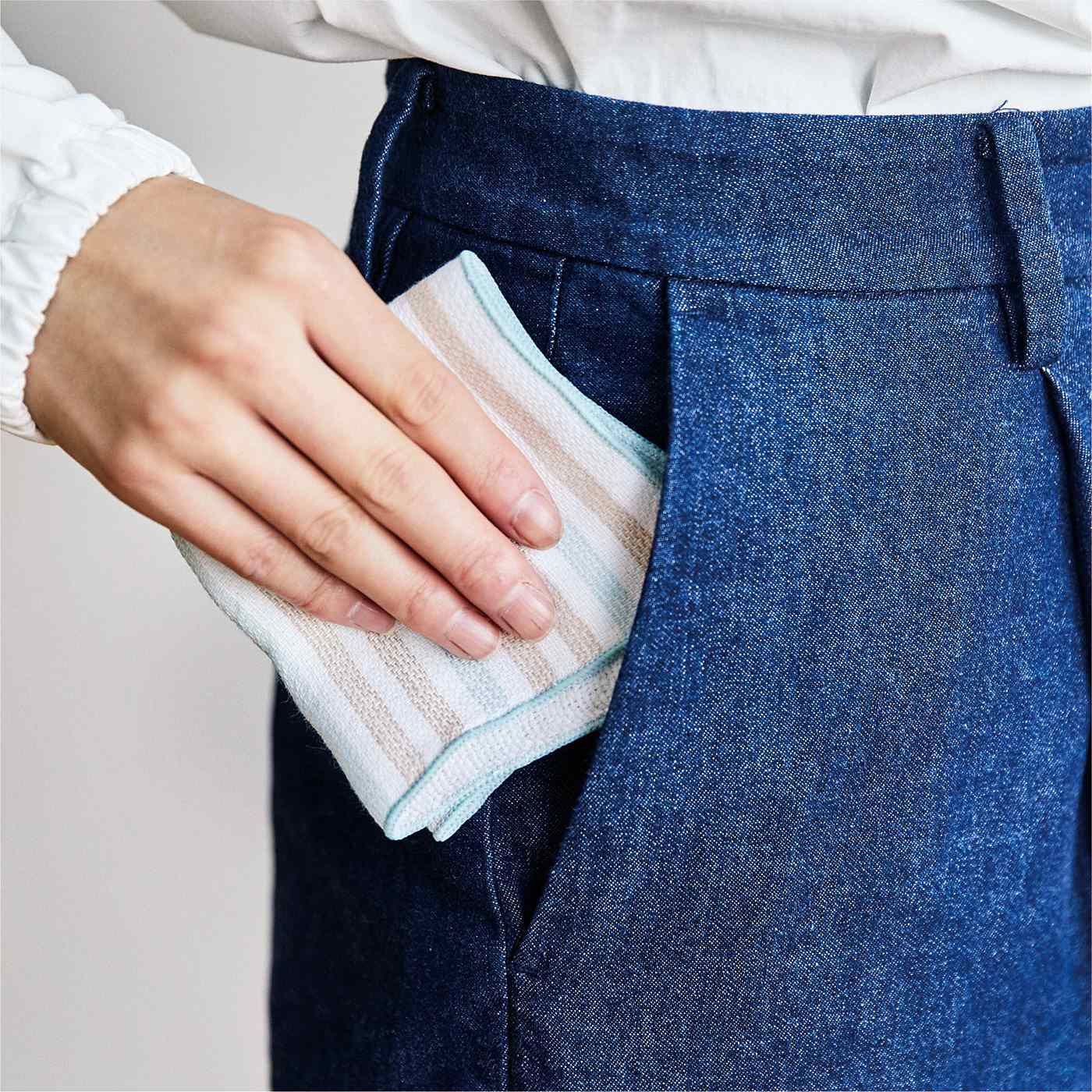 フェリシモの雑貨 Kraso|サンクチュアリ　綿１００％無撚糸ガーゼに包まれる　クオータータオル〈2枚セット〉の会|薄手だからポケットにもスマートに入ります。