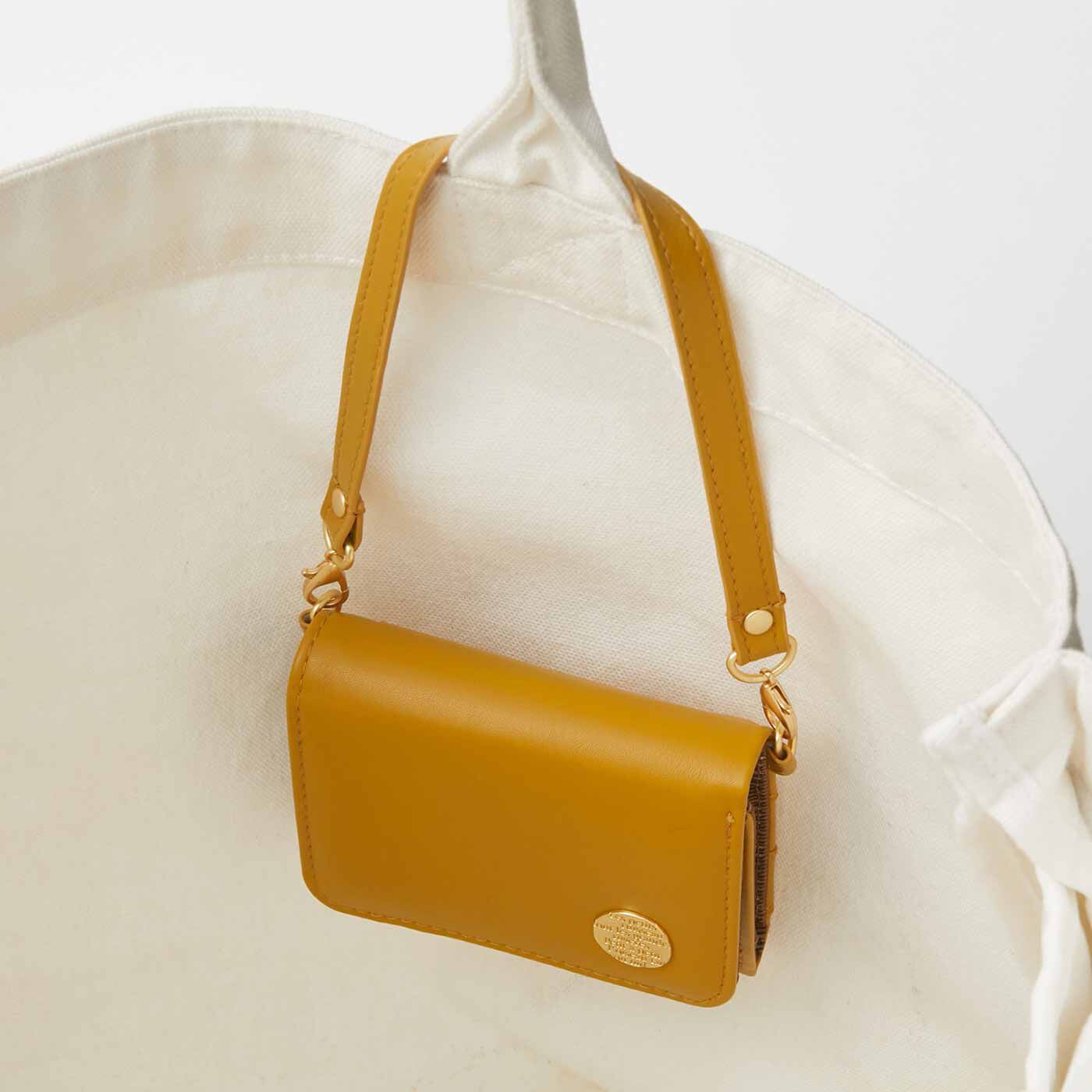 フェリシモの雑貨 Kraso|最小限をつれてって しあわせはちみつ色の三つ折り手のり財布|バッグの持ち手にもつるせます。