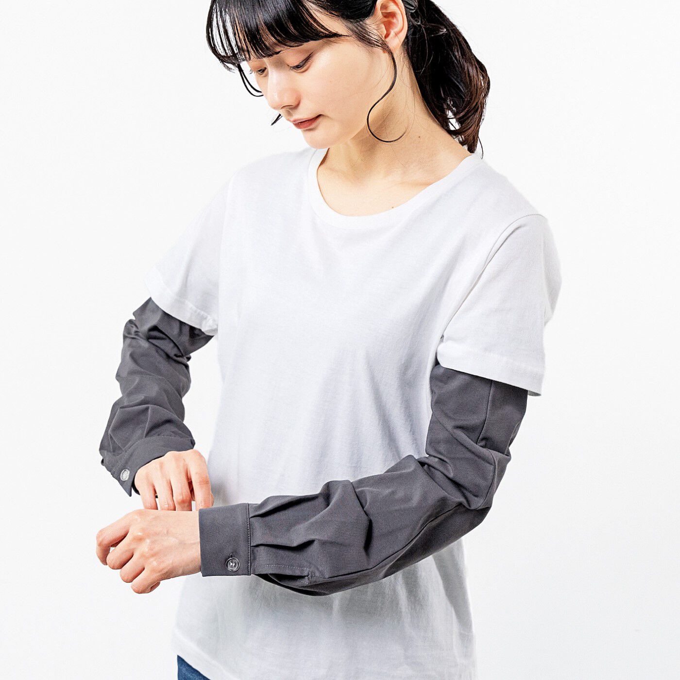 フェリシモの雑貨 Kraso|UP.de　ソデプラス（TM）　カットソー生地仕立て　きちんとシャツ見えアームカバー〈UV対策〉の会|3-WAY 1．手の甲を出してシャツ風付け袖として。
