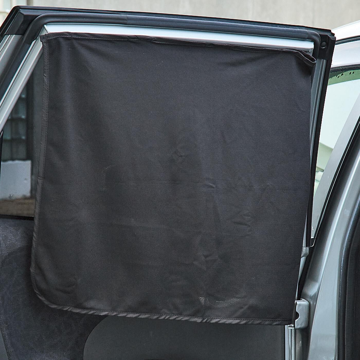 フェリシモの雑貨 Kraso|マグネットで着脱簡単！　日よけをしながら視線も目隠し 車用UVカットメッシュカーテン|上部にマグネットを5個内蔵。窓内側の金属フレームにピタッ。