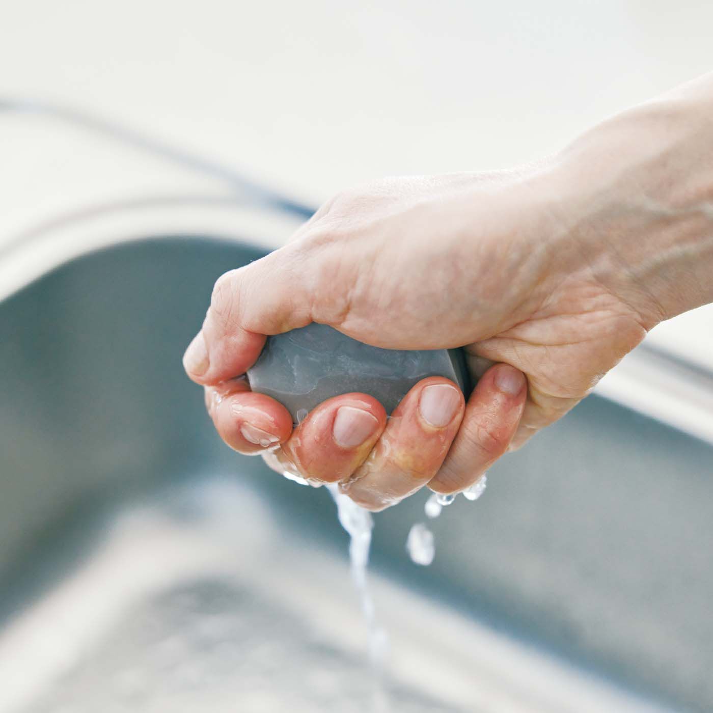 フェリシモの雑貨Kraso|1/d Sink Wiper 吸水スポンジ＆アルミナ研磨材の会|片手でギュッと絞れる大きさ。