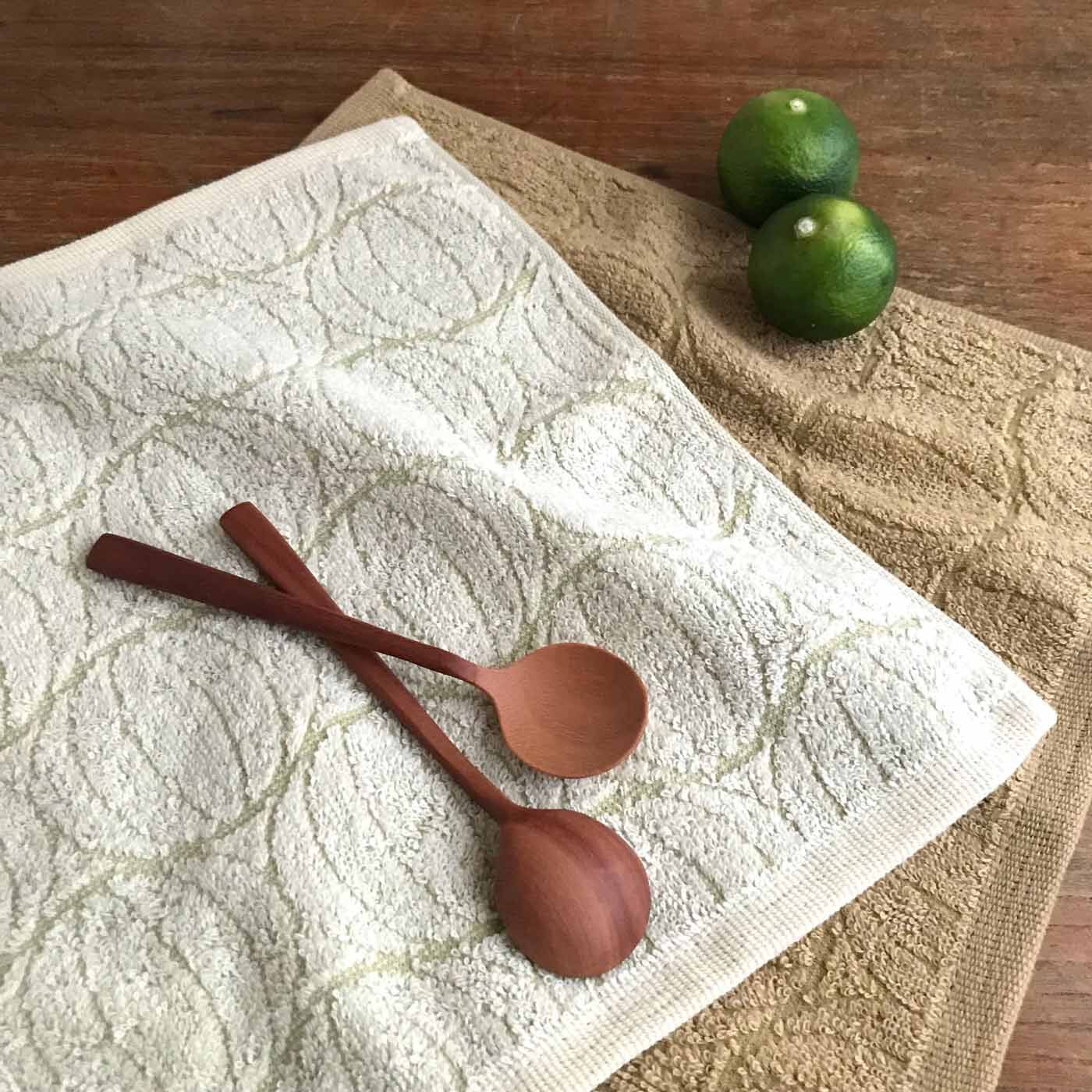 フェリシモの雑貨 Kraso|泉州のこだわりがギュッとつまった　「雫」ハンドタオル２枚セットの会|【たまねぎ染め】茶色の方は「皮」で、ベージュの方は「実」で染めています。